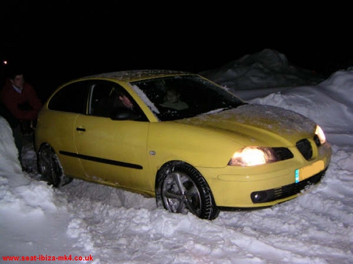 Photo of Ovni Yellow Seat Ibiza Sport in the snow